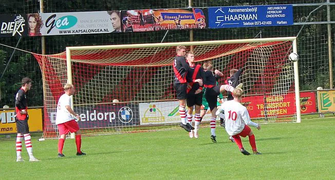 Die krult naar de hoek