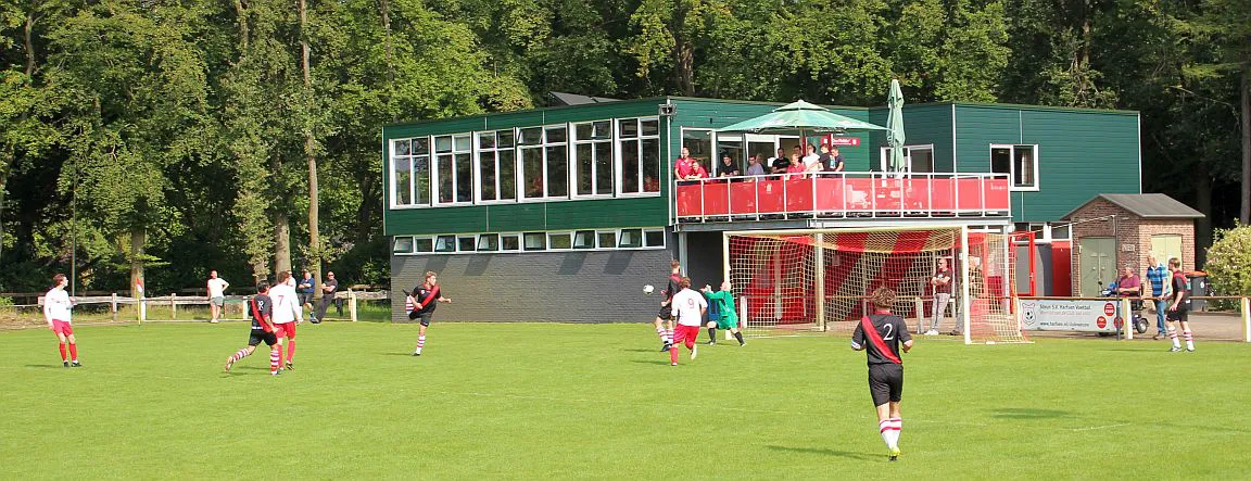 tweede helft.. mooi strak schot van Chiel, 4-0