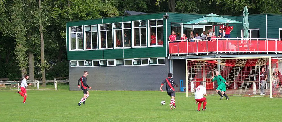 Luc legt mooi breed...