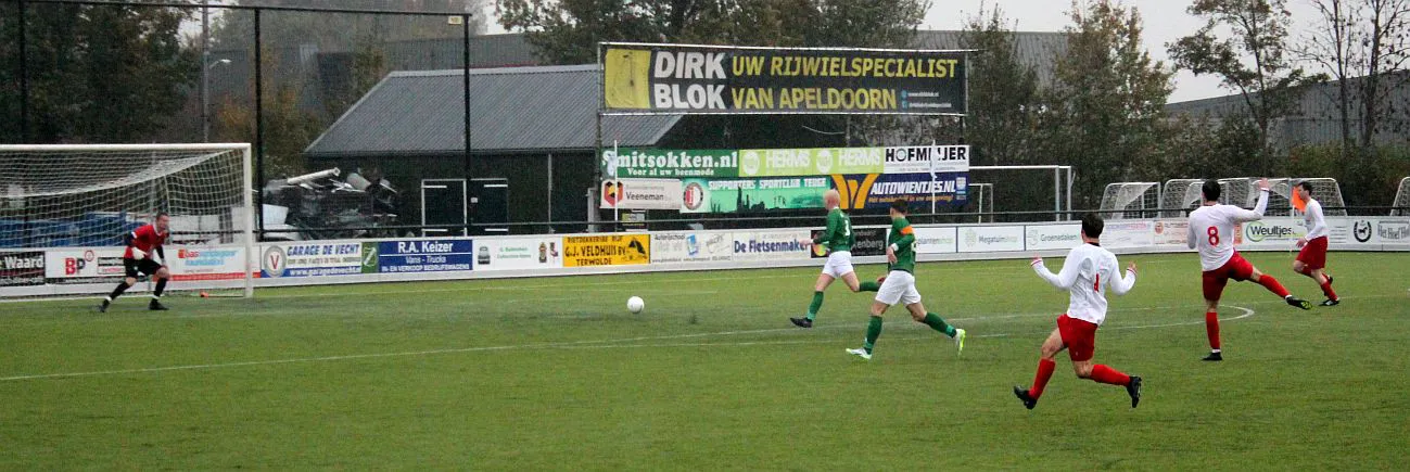 Prachtig schot van Chiel voor de 2-1
