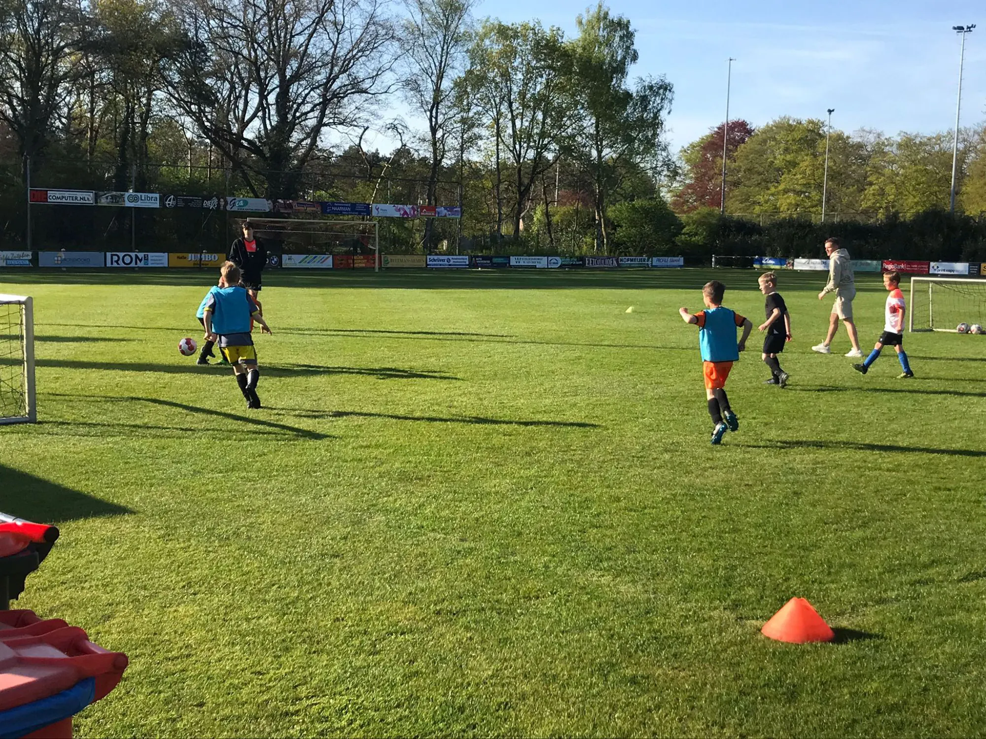 GO AHEAD EAGLES SPELERS VERZORGEN TRAINING VOOR DE VOETBALJEUGD VAN SJO ALMEN-HARFSEN 
