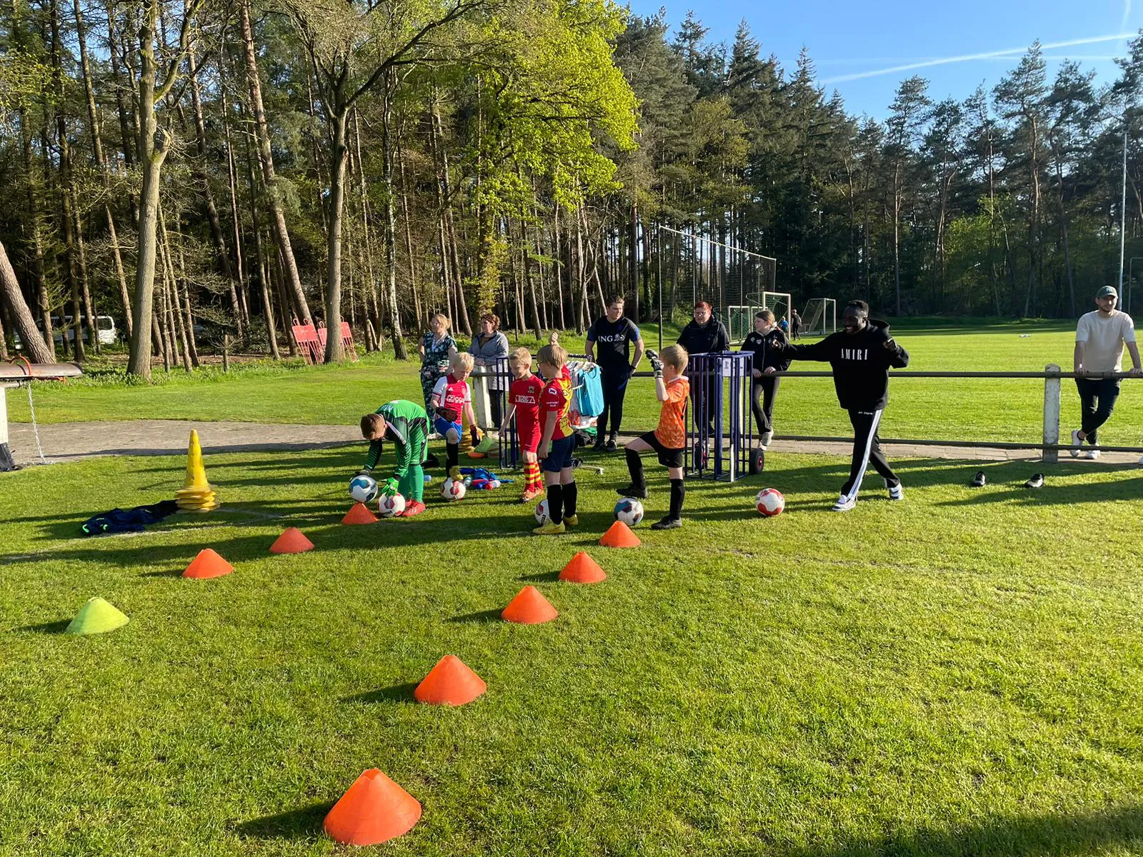 GO AHEAD EAGLES SPELERS VERZORGEN TRAINING VOOR DE VOETBALJEUGD VAN SJO ALMEN-HARFSEN 