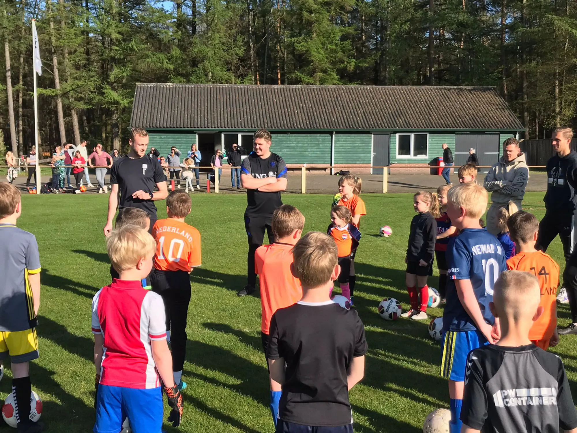 GO AHEAD EAGLES SPELERS VERZORGEN TRAINING VOOR DE VOETBALJEUGD VAN SJO ALMEN-HARFSEN 