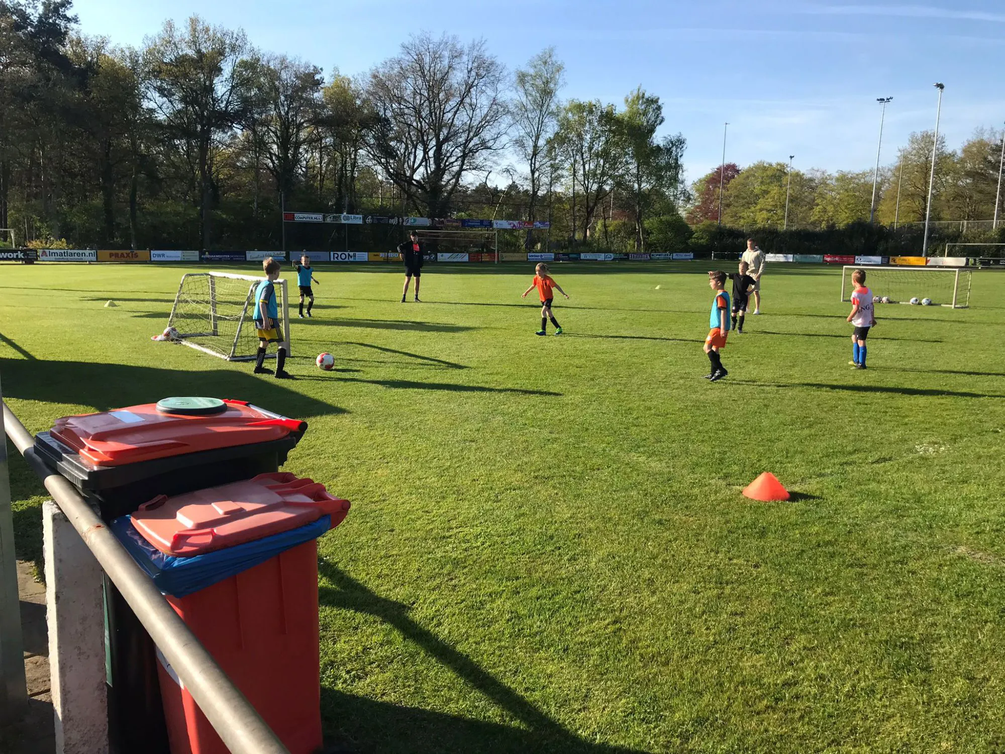 GO AHEAD EAGLES SPELERS VERZORGEN TRAINING VOOR DE VOETBALJEUGD VAN SJO ALMEN-HARFSEN 