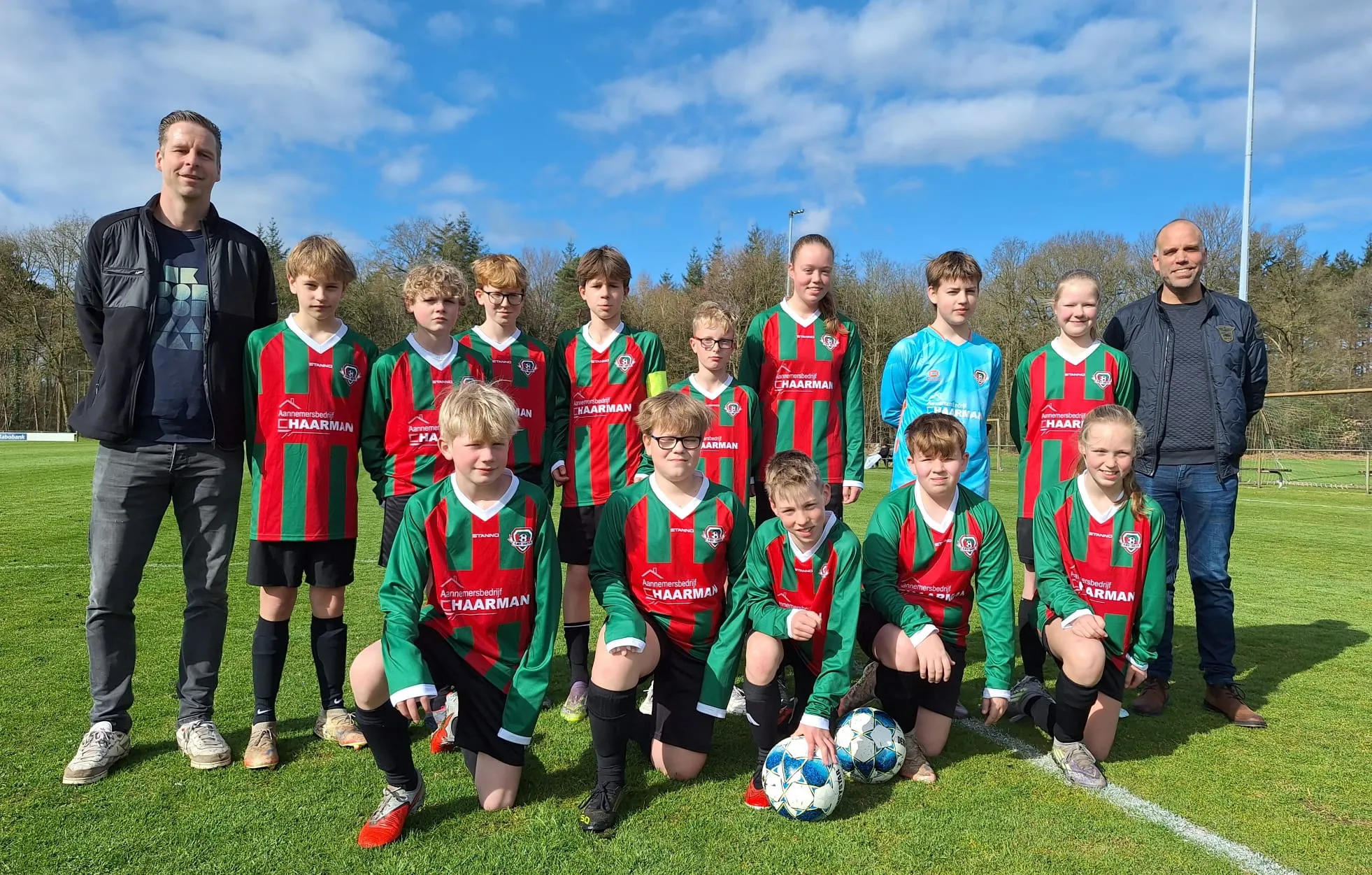 JO13-1 speelt in nieuwe shirts