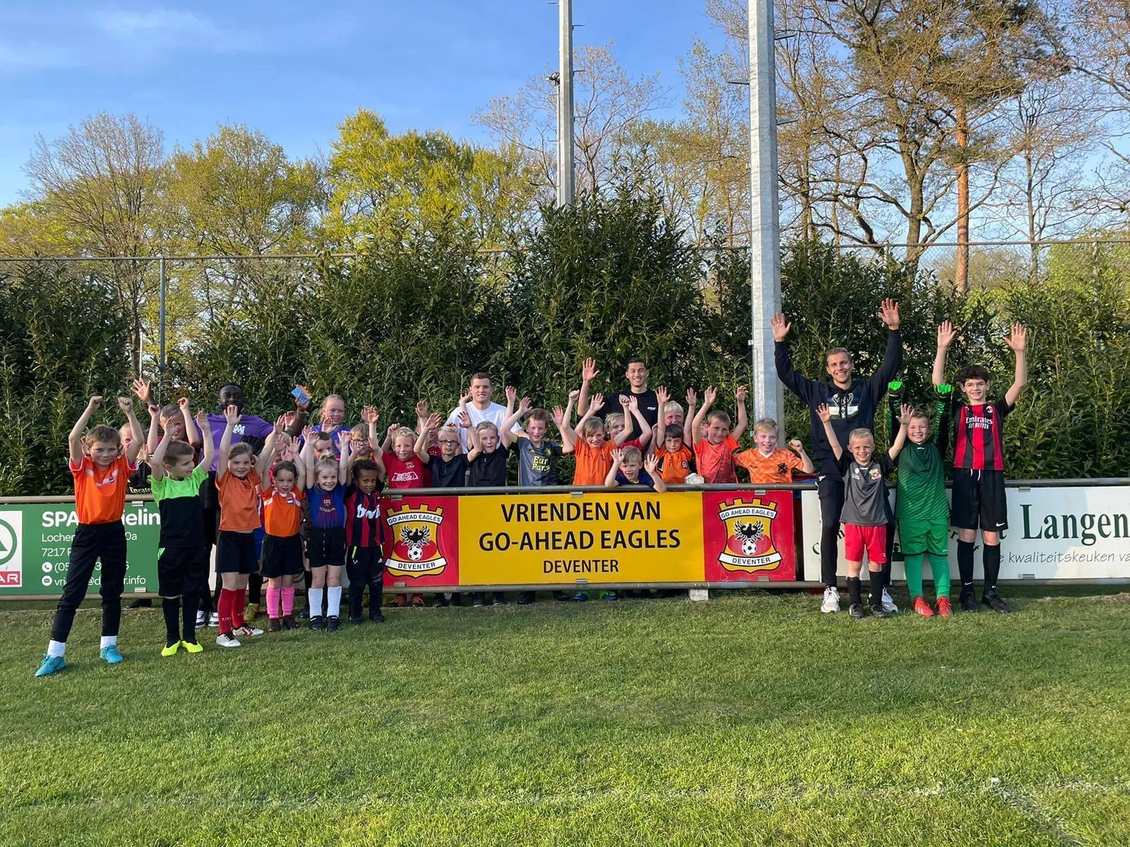 GO AHEAD EAGLES SPELERS VERZORGEN TRAINING VOOR DE VOETBALJEUGD VAN SJO ALMEN-HARFSEN 
